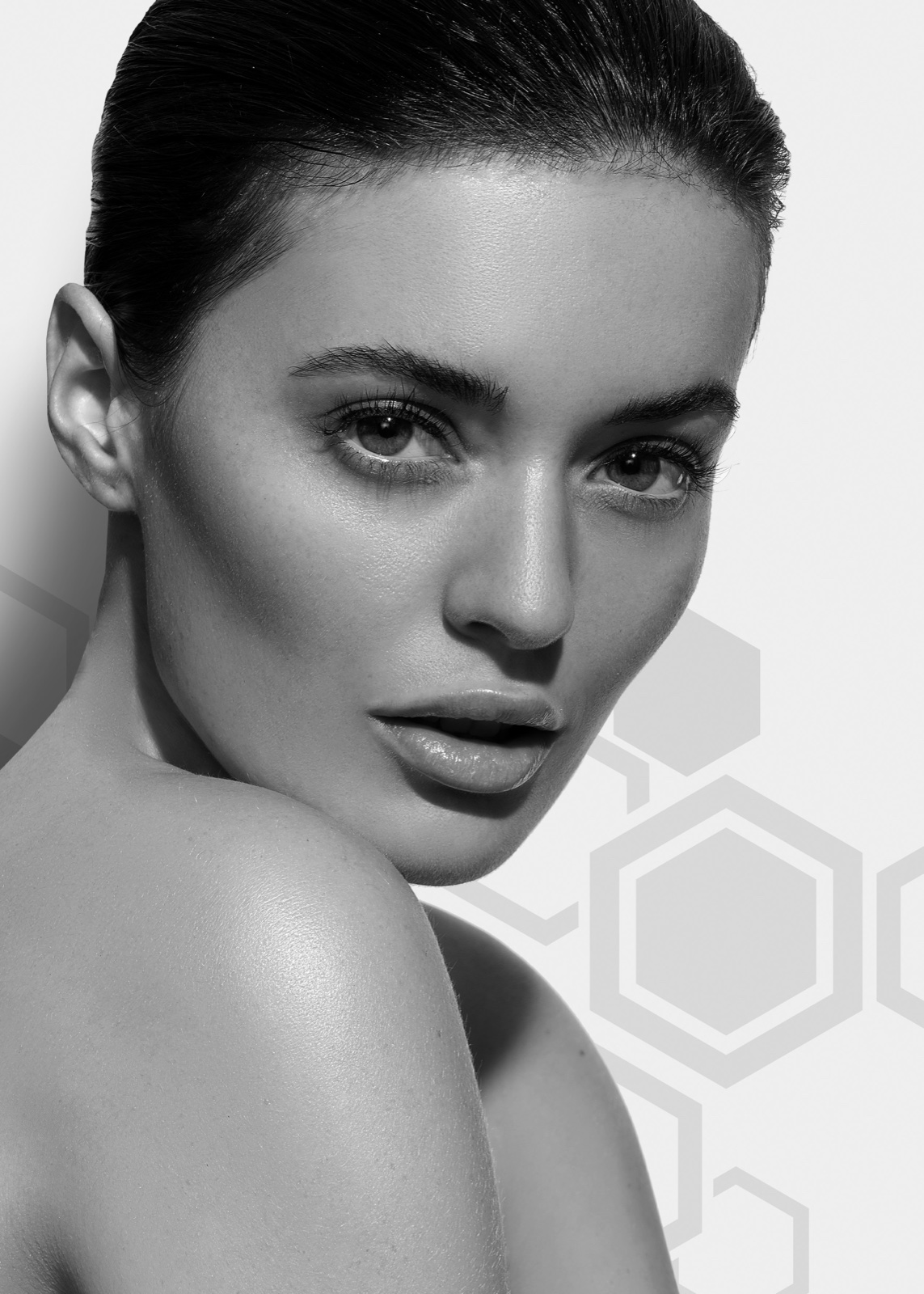 Czarno-biały portret kobiety - materiał wizerunkowy inspira: cosmetics